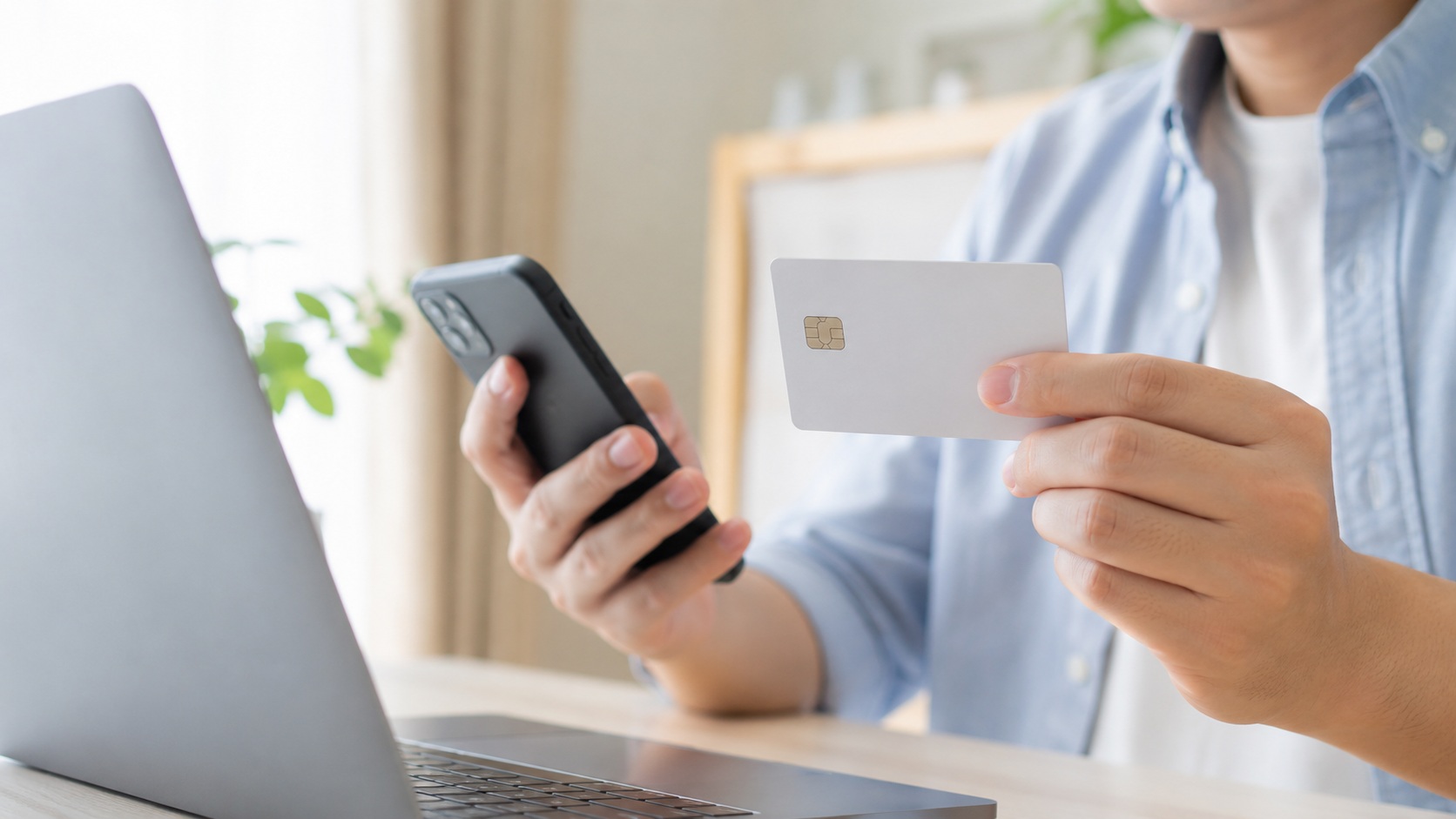 スマートフォンとカードで申し込み手続きをする様子