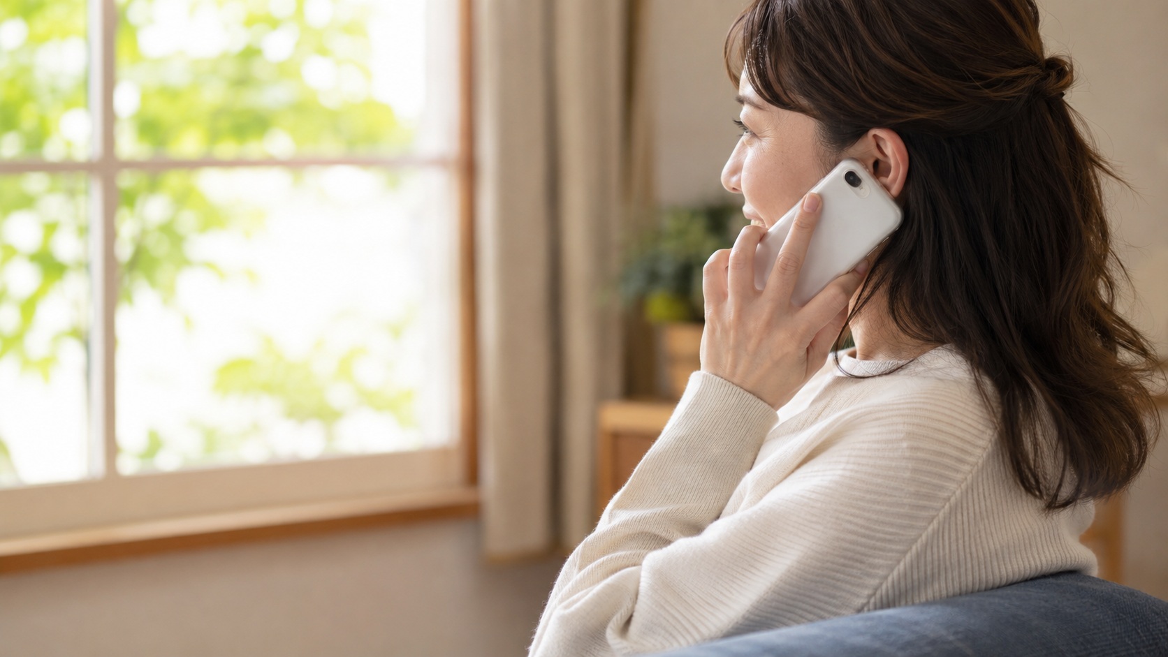 スマートフォンで通話する様子
