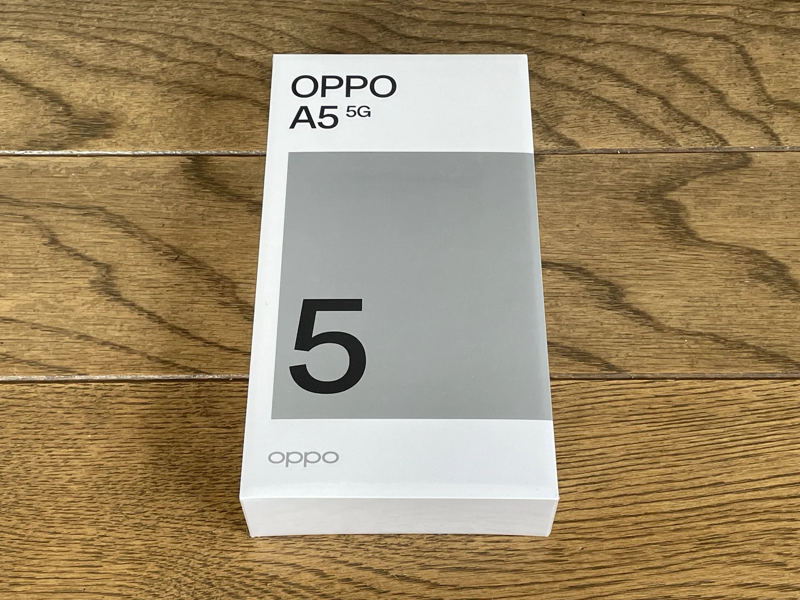 楽天モバイルで購入したOPPO A5 5Gの白い製品パッケージ