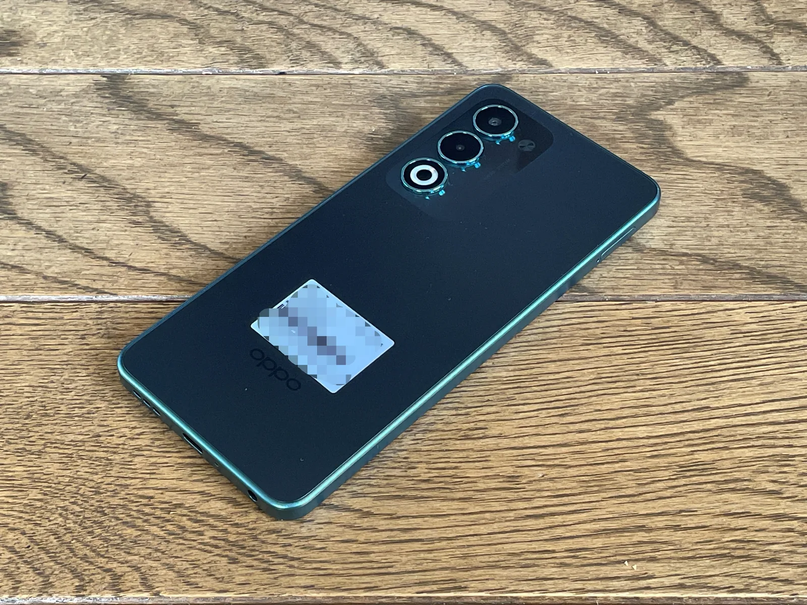 楽天モバイルで乗り換えと同時に1円で購入したOPPO A5 5Gの背面とカメラユニット