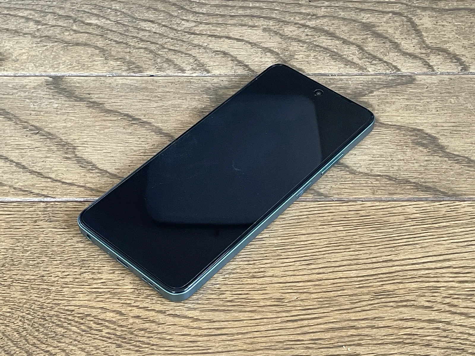 楽天モバイルのOPPO A5 5G(グリーン)の前面ディスプレイと側面