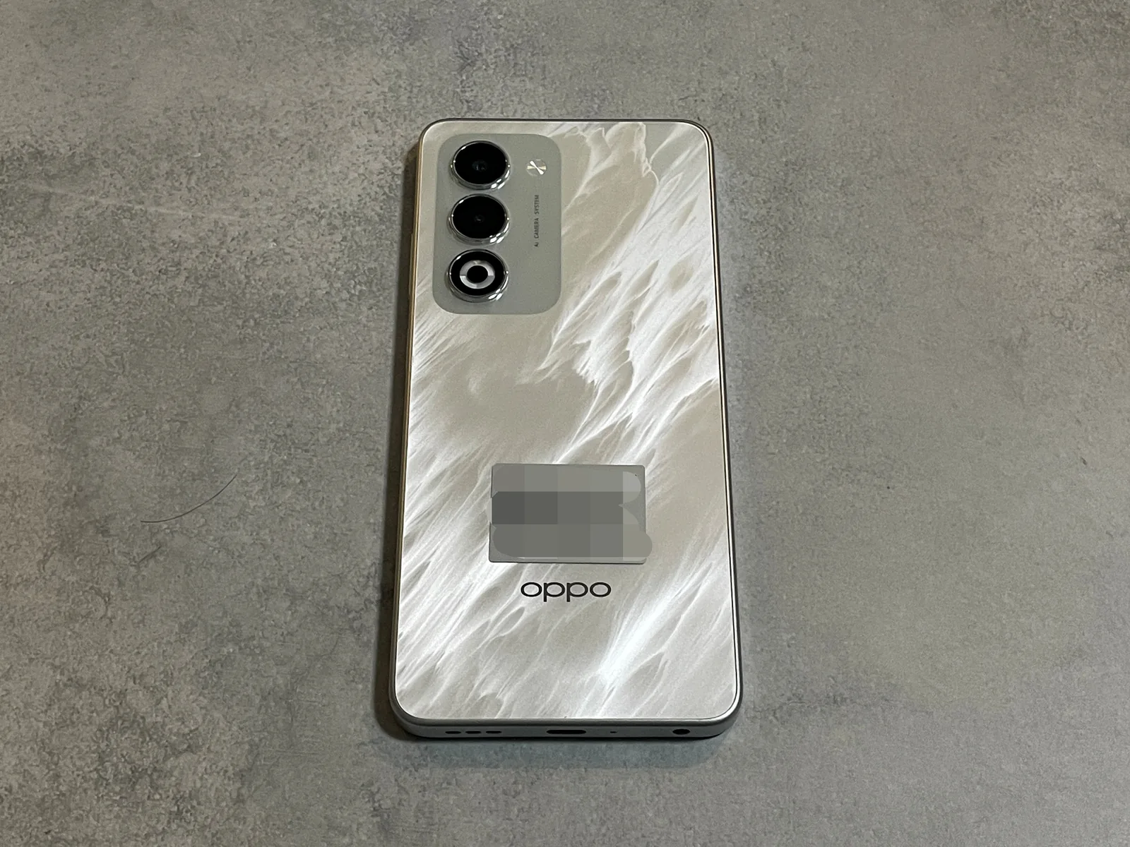 楽天モバイルで購入したホワイト系OPPO A5 5Gの背面