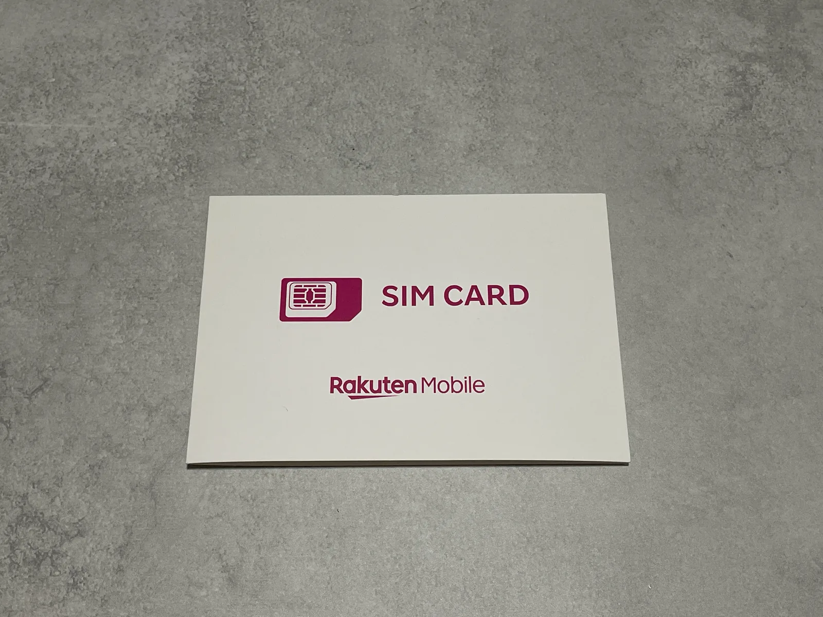 楽天モバイルから届いたSIM CARDと記載されたSIMカードパッケージ