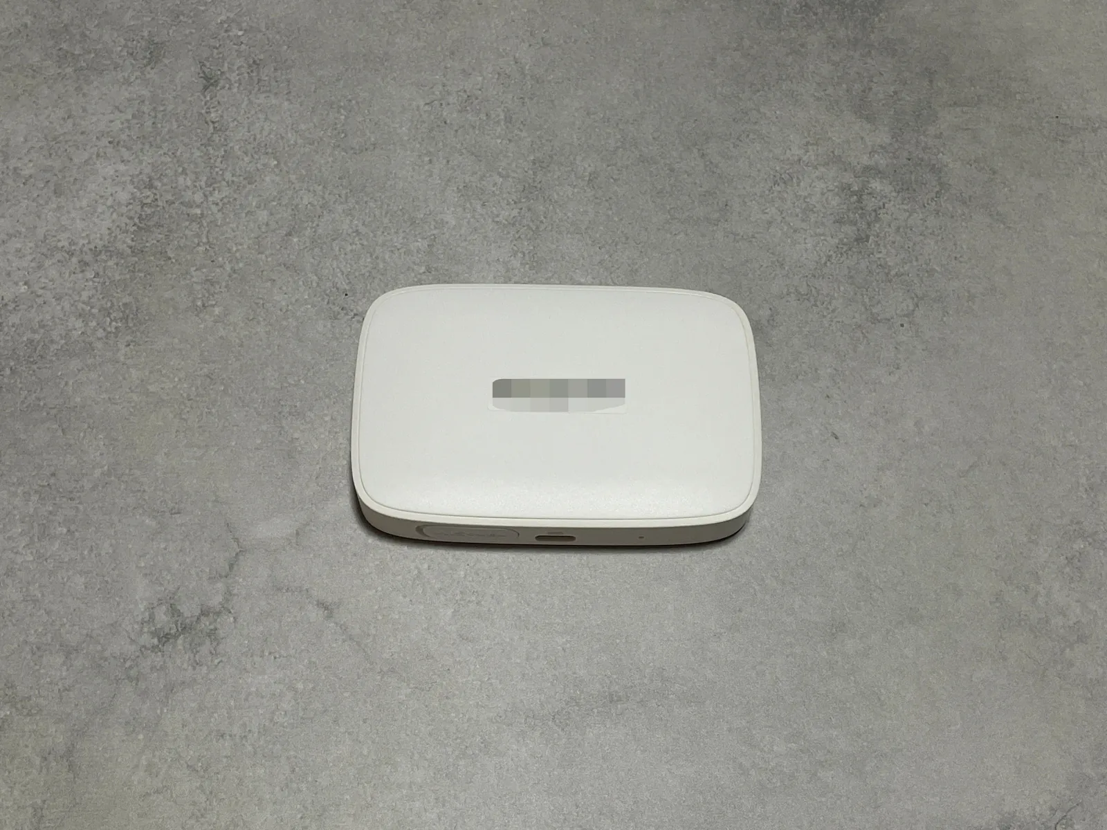 Rakuten WiFi Pocket Platinumの白い背面デザインを撮影した写真