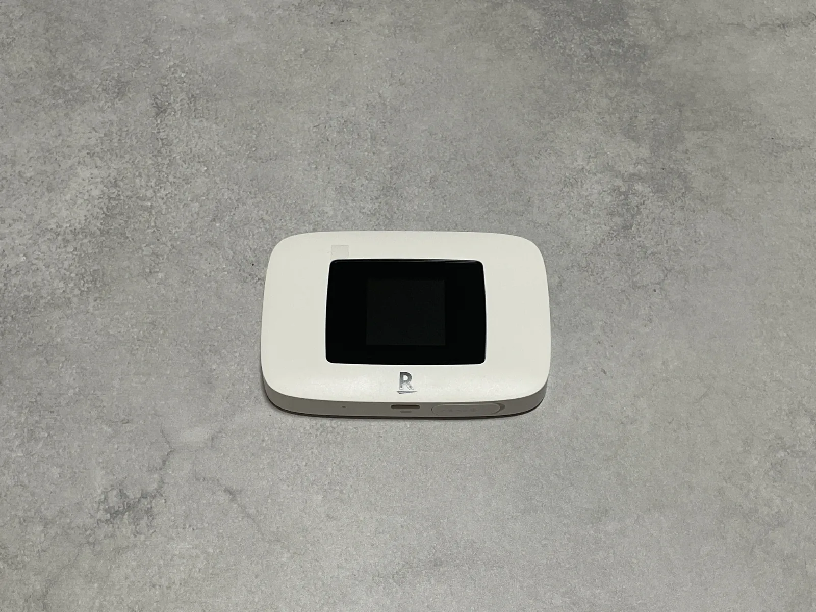 Rakuten WiFi Pocket Platinumの正面デザインと中央のディスプレイ