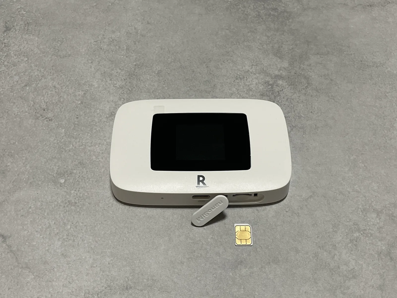 Rakuten WiFi Pocket PlatinumのSIMスロットを開き、nanoSIMを挿入する前の状態