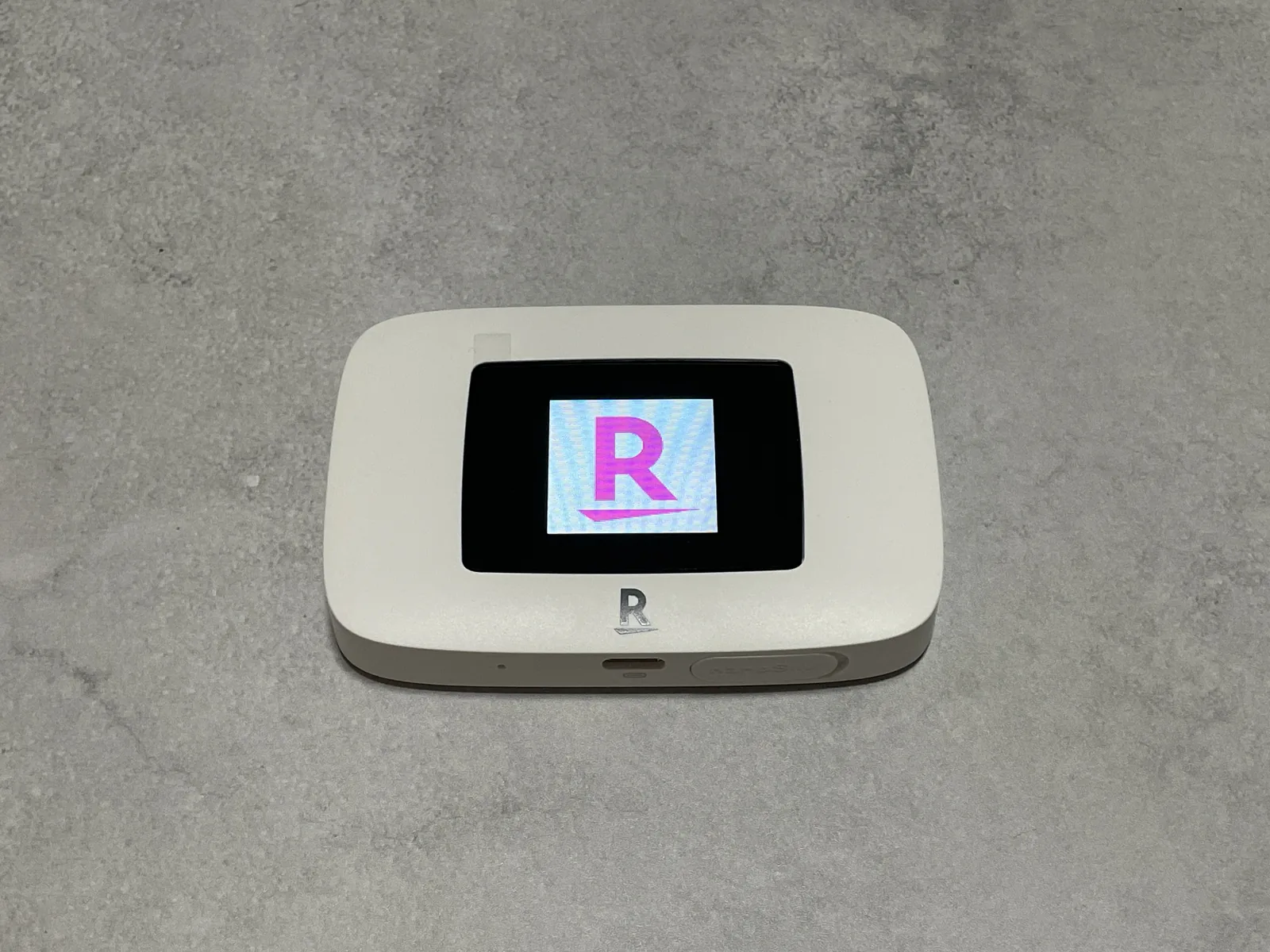 Rakuten WiFi Pocket Platinumを起動し、ディスプレイに楽天のロゴが表示された様子