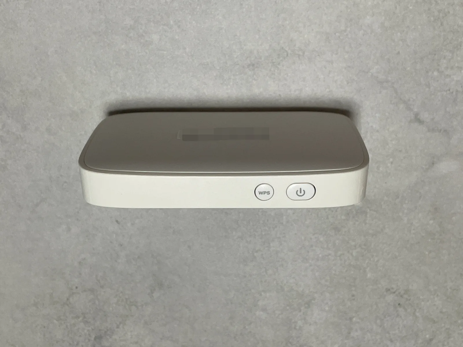 Rakuten WiFi Pocket Platinum側面の電源ボタンとWPSボタンの配置