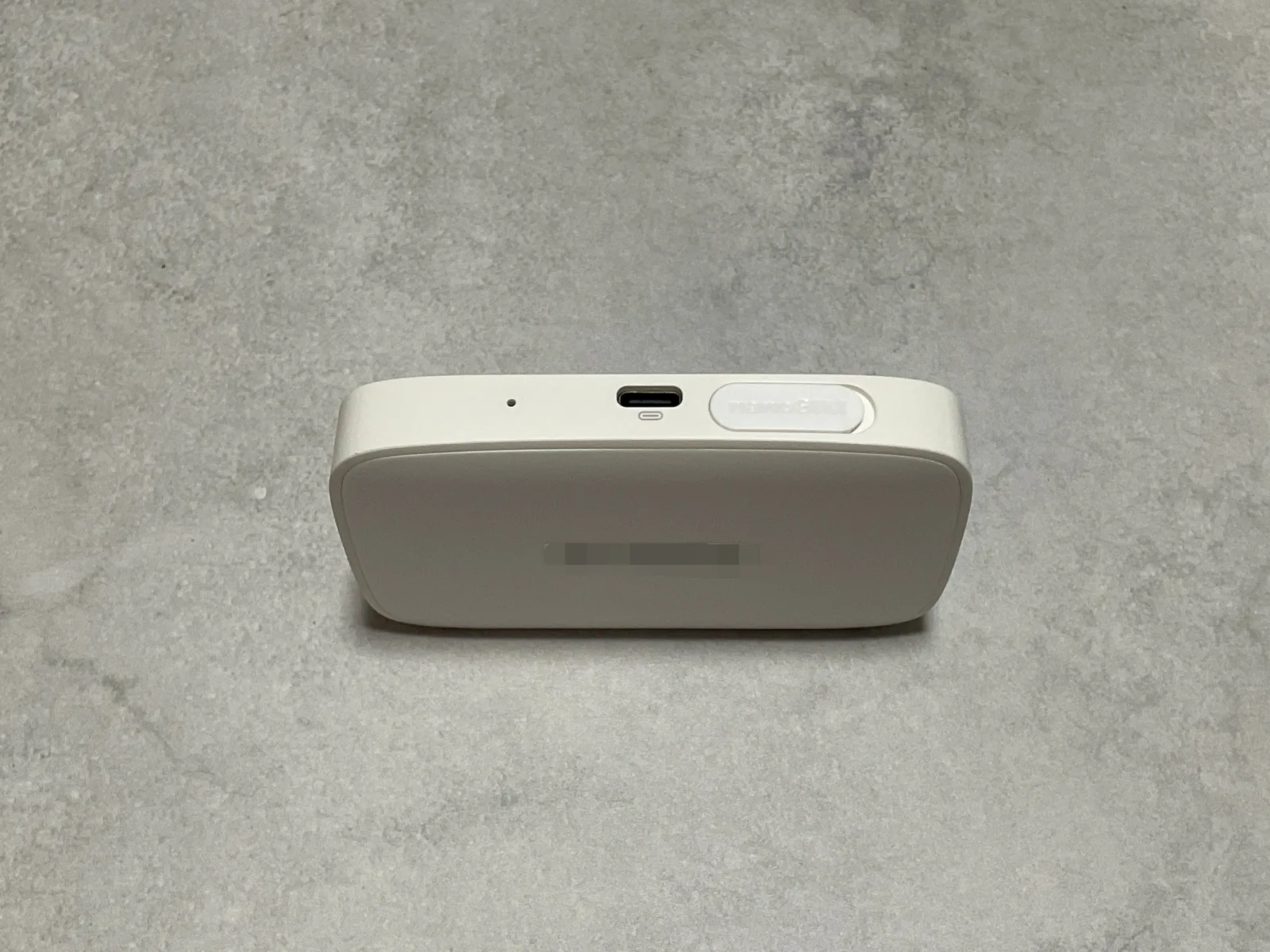Rakuten WiFi Pocket Platinum側面のUSB Type-C充電端子とカバー部分