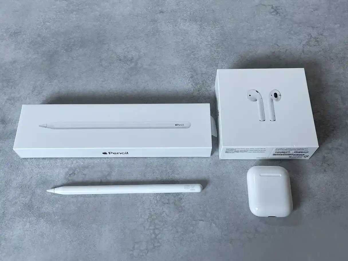 筆者の手元にあるApple PencilとAirPodsを外箱と一緒に並べた写真