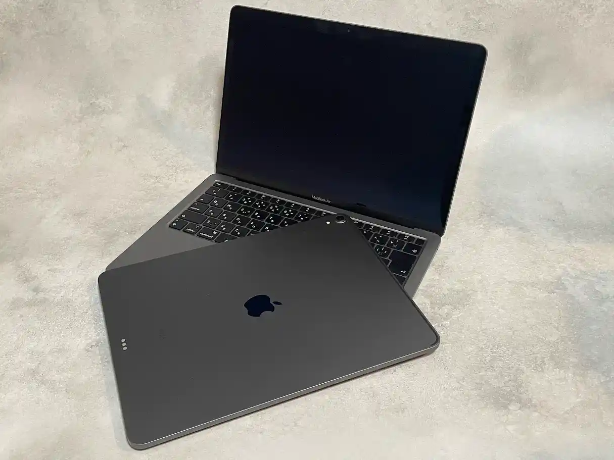 筆者が毎日使っているMacBook AirとiPadを重ねて置いた写真