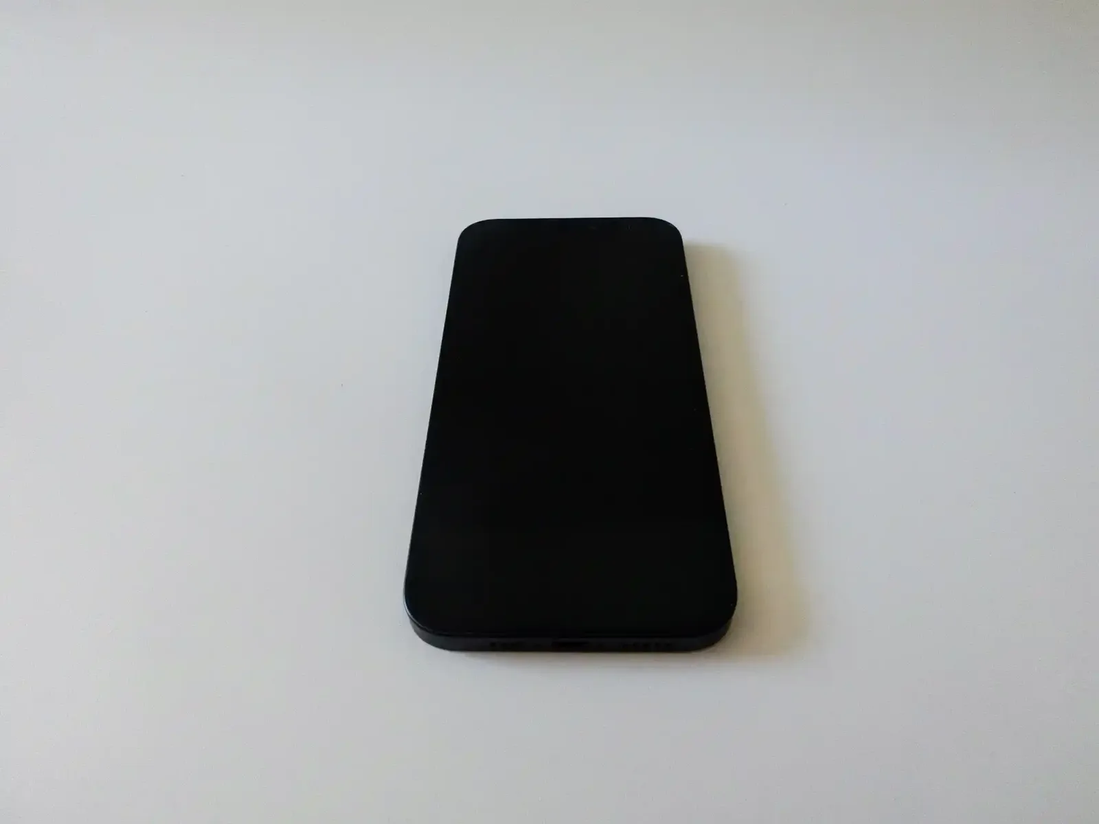 イオシスで買った中古iPhone 12 ブラックを正面から撮った写真