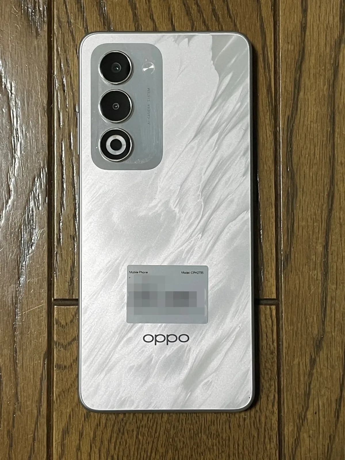モバイル保険の申し込み用に撮影したOPPO A5 5Gの背面の写真。ラベル部分は塗りつぶしている